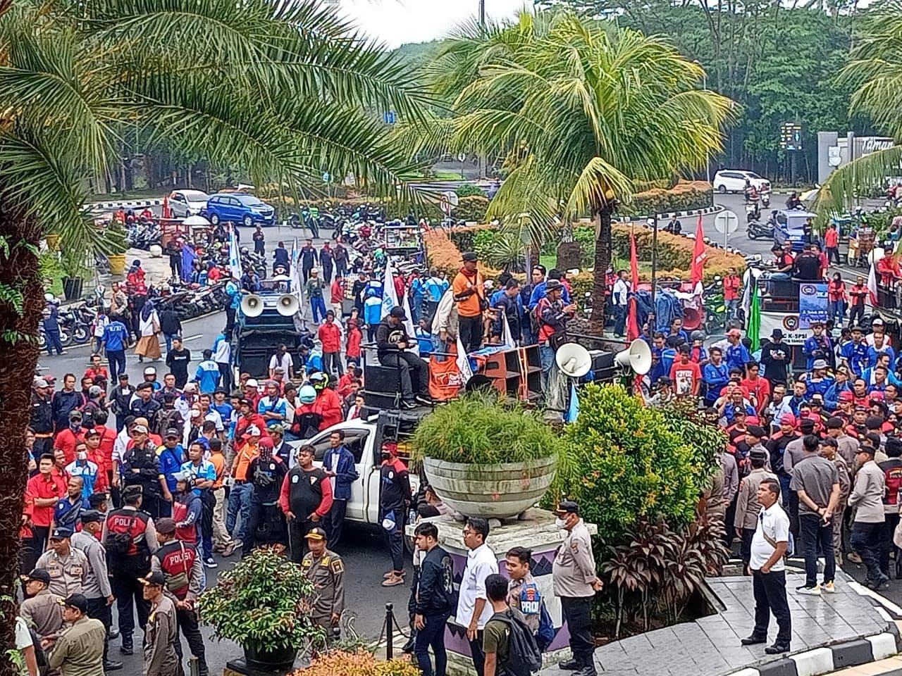 Tuntut UMK Naik 12%, Ribuan Buruh Geruduk Gedung Bupati Tangerang