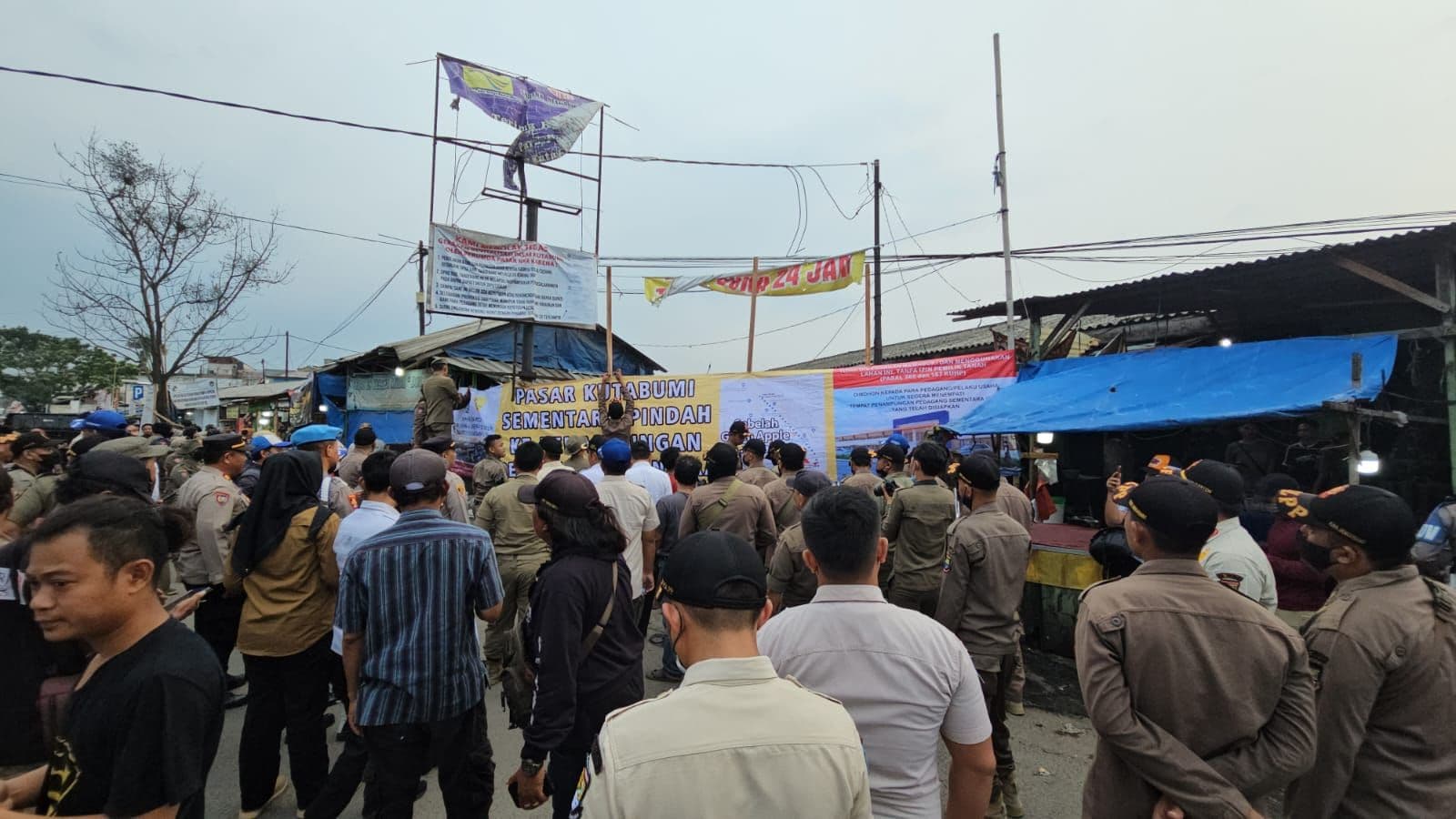 Ratusan Aparat Gabungan Tertibkan Pasar Kutabumi