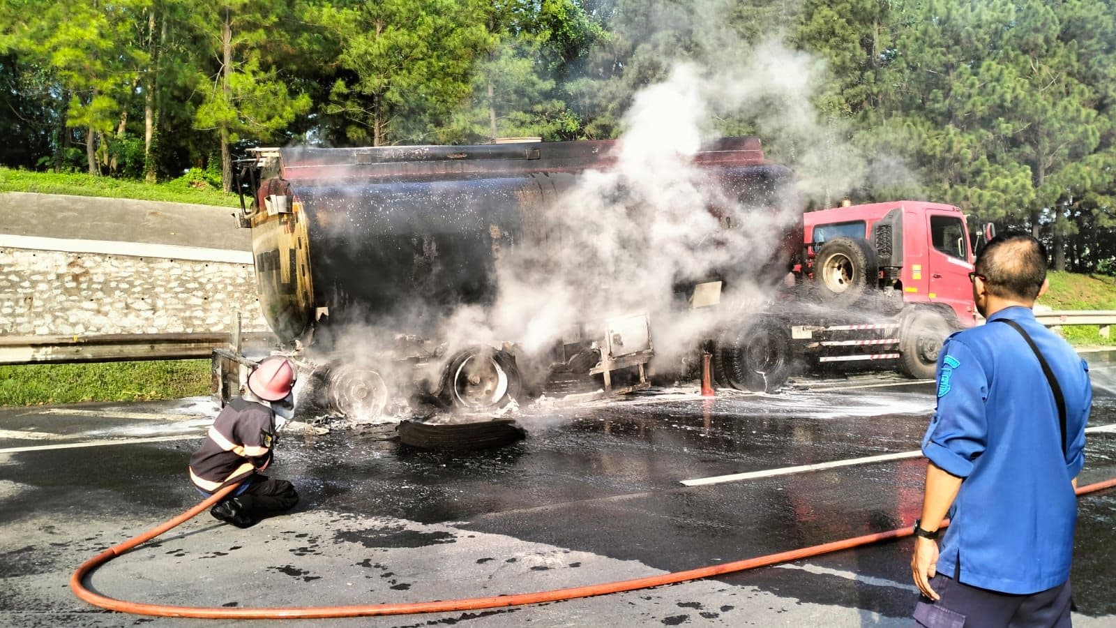 Truk Bermuatan Spirtus Terbakar di Jalan Tol Tangerang-Jakarta