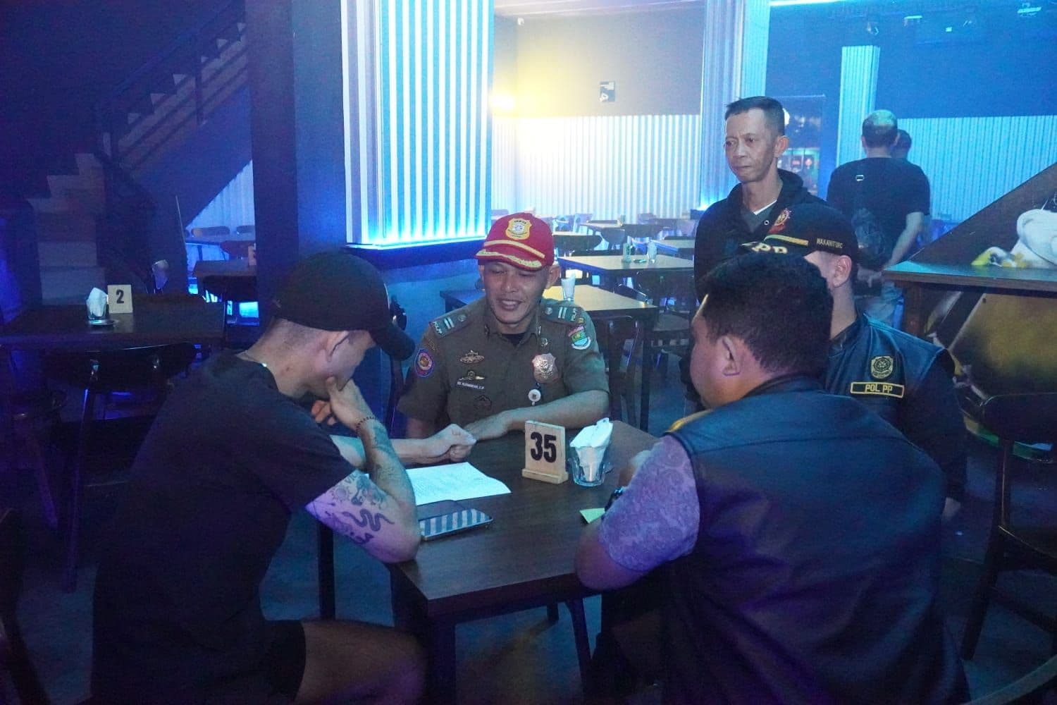 Satpol PP Sosialisasi SE No 2 Tahun 2024 di Bar dan Diskotik