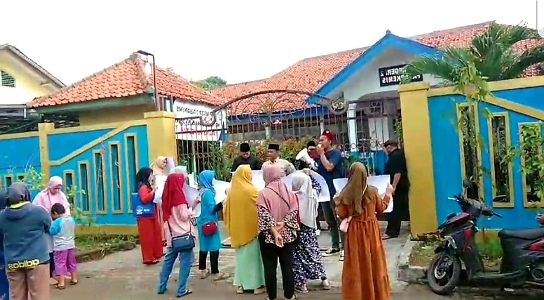 Puluhan Emak-Emak Geruduk SMPN 2 Pasar Kemis