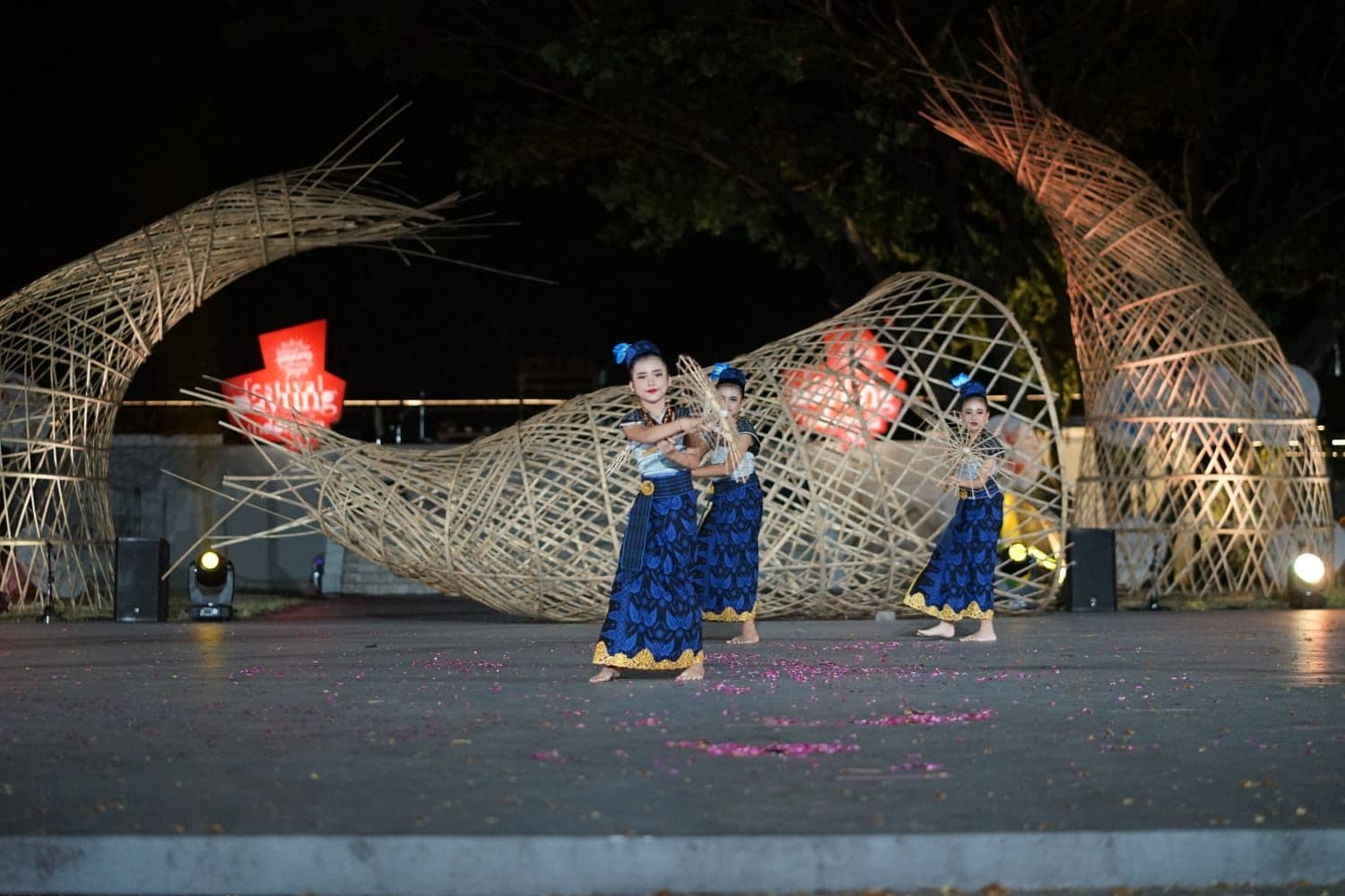 Tarian Kembang Kendeng Kanekes Karya Sanggita Kencana Budaya, Warnai Festival Payung Indonesia 2024