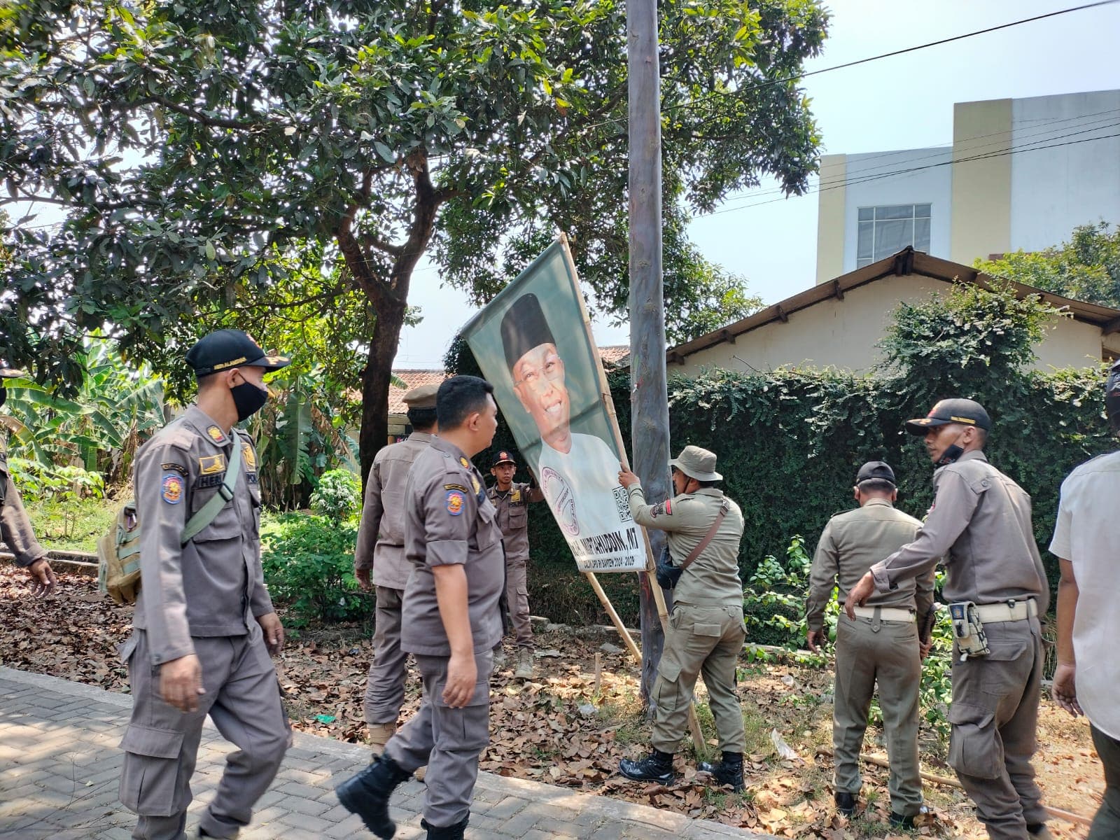 Ratusan Alat Peraga Kampanye Caleg di Copot Satpol PP di Kawasan Puspemkab Tangerang